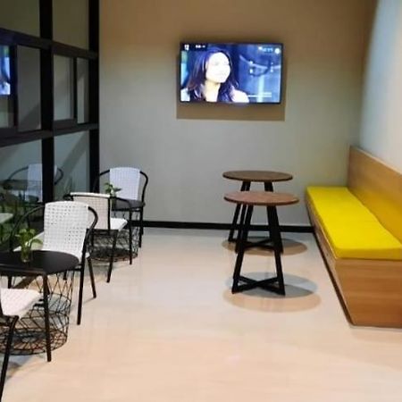 Phoenix Guest House 泗水 外观 照片